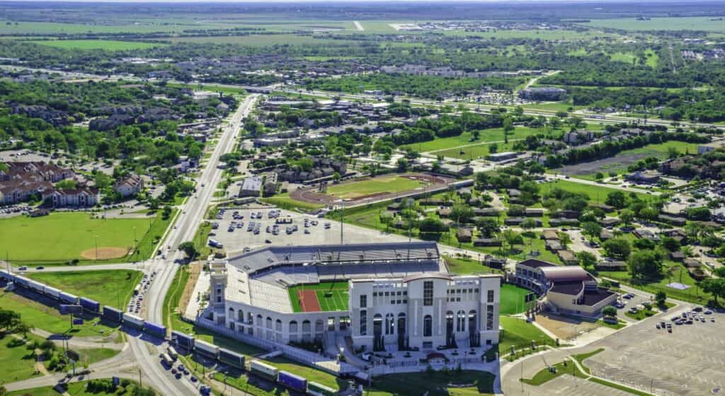 Khuôn viên Texas State và thị trấn San Marcos nhìn từ trên cao