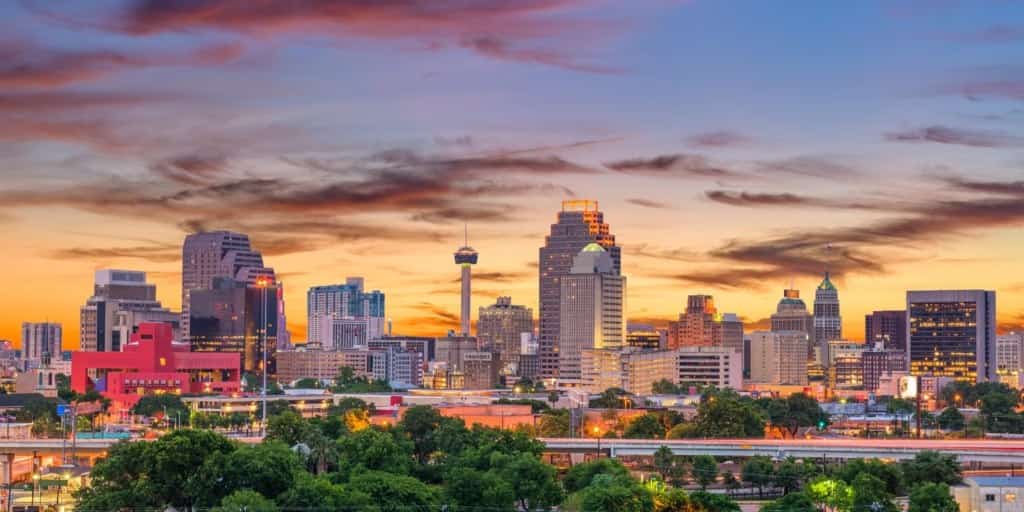 Đường chân trời San Antonio lúc hoàng hôn