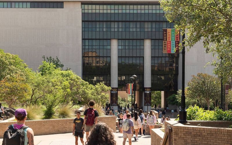 ‘Forbes’ vinh danh Texas State University là một trong những “Trường Đại học hàng đầu Hoa Kỳ” năm 2024-2025