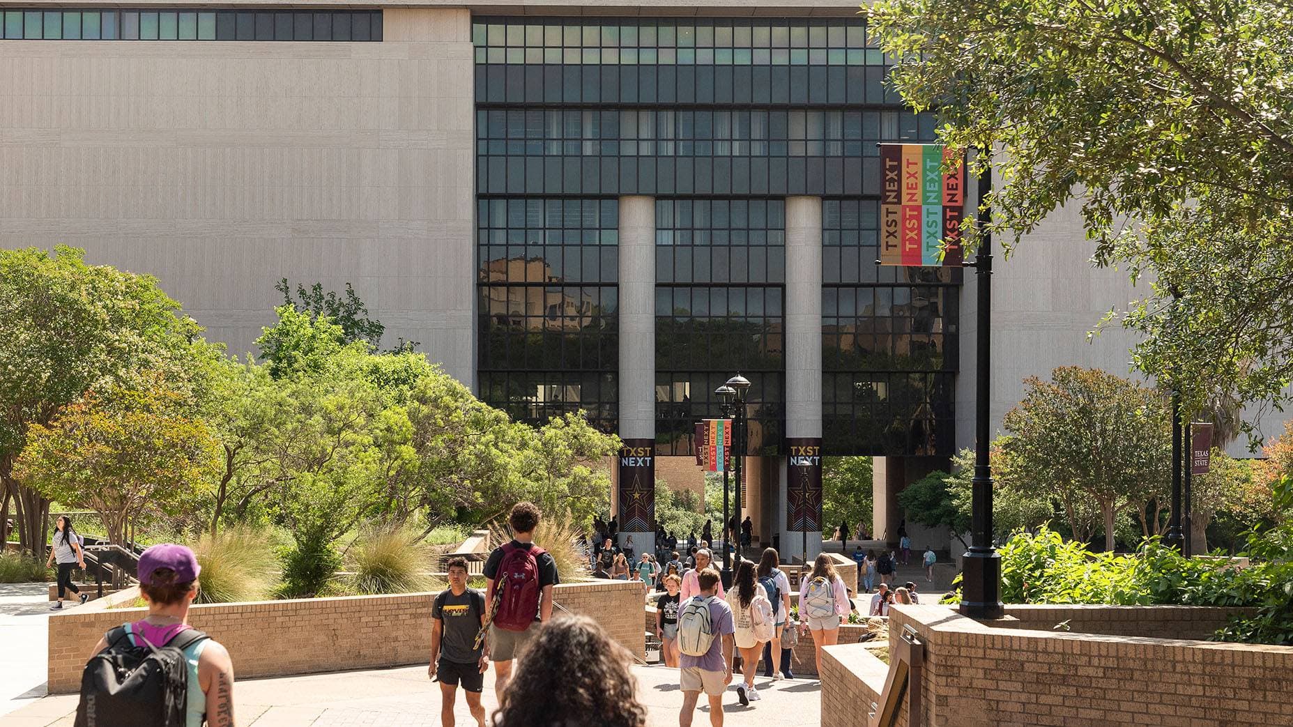 ‘Forbes’ vinh danh Texas State University là một trong những “Trường Đại học hàng đầu Hoa Kỳ” năm 2024-2025