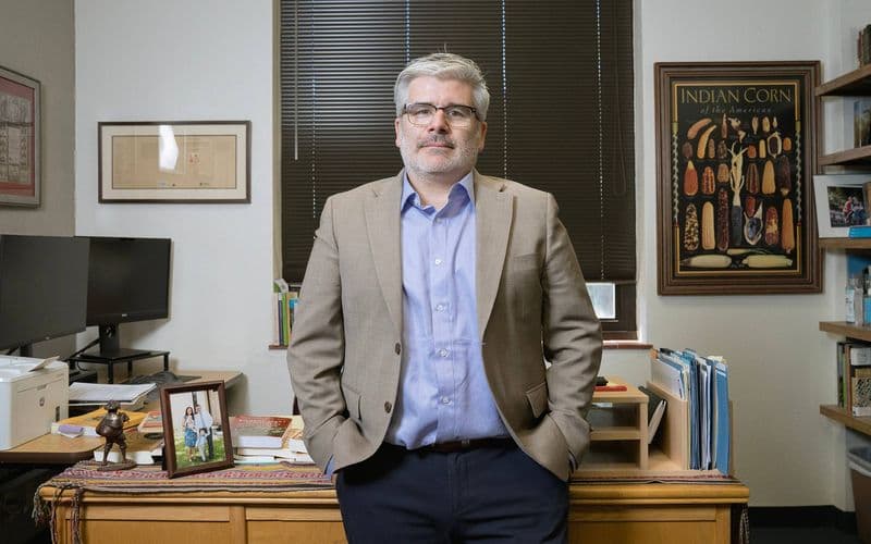 TS. José Carlos de la Puente trong văn phòng tại Khoa Lịch sử, Texas State University