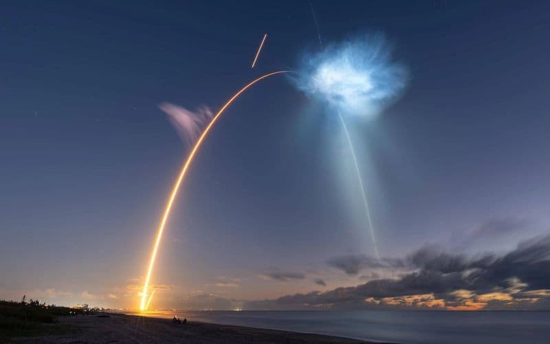 Vệt sáng của tên lửa Falcon 9 phóng sứ mệnh CRS-35 trên bầu trời chạng vạng ven biển Florida