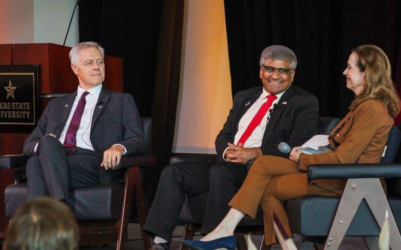 Ba người ngồi trò chuyện trên sân khấu tại sự kiện Texas Powered Innovation ở Texas State