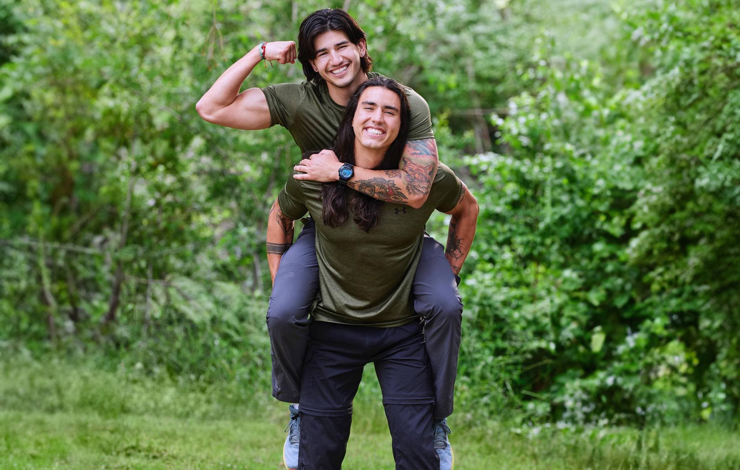 Yeremi (phía trước) và Liam (phía sau) là thí sinh của chương trình "The Amazing Race" của CBS.