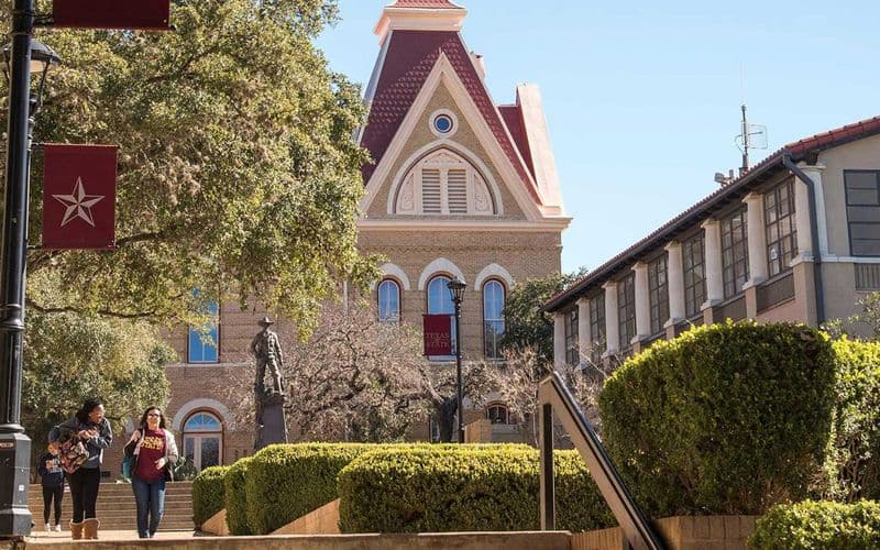 'Forbes' xếp hạng Đại học Bang Texas vào danh sách "Các trường Đại học Hàng đầu Hoa Kỳ" năm 2023