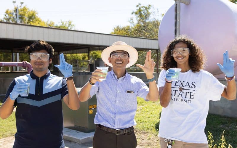 (từ trái sang phải) Rasha Khan, Tiến sĩ Keisuke Ikehata và Carlos Espindola tại Nhà máy xử lý nước thải San Marcos