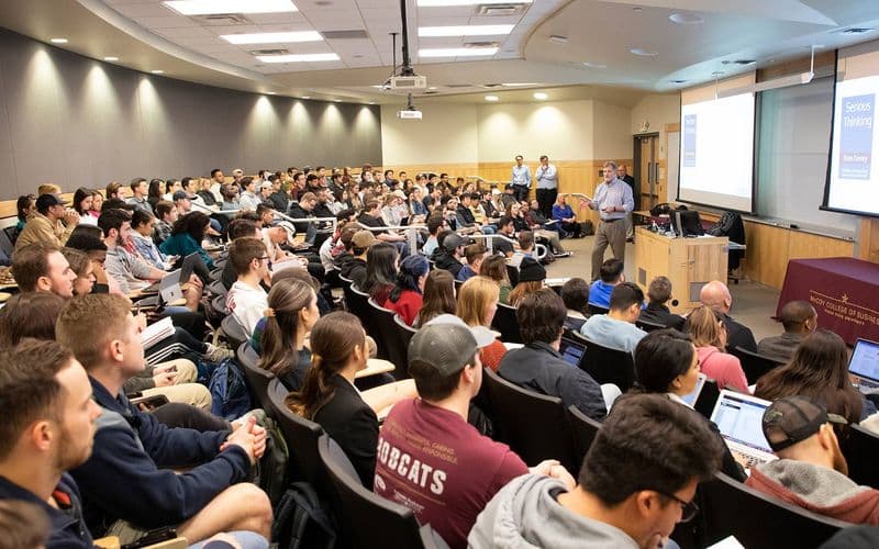 McCoy College of Business dẫn đầu Bảng xếp hạng toàn quốc Poets & Quants dành cho sinh viên đại học năm 2025