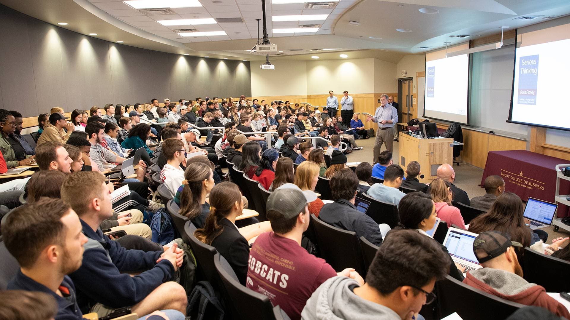 McCoy College of Business dẫn đầu Bảng xếp hạng toàn quốc Poets & Quants dành cho sinh viên đại học năm 2025
