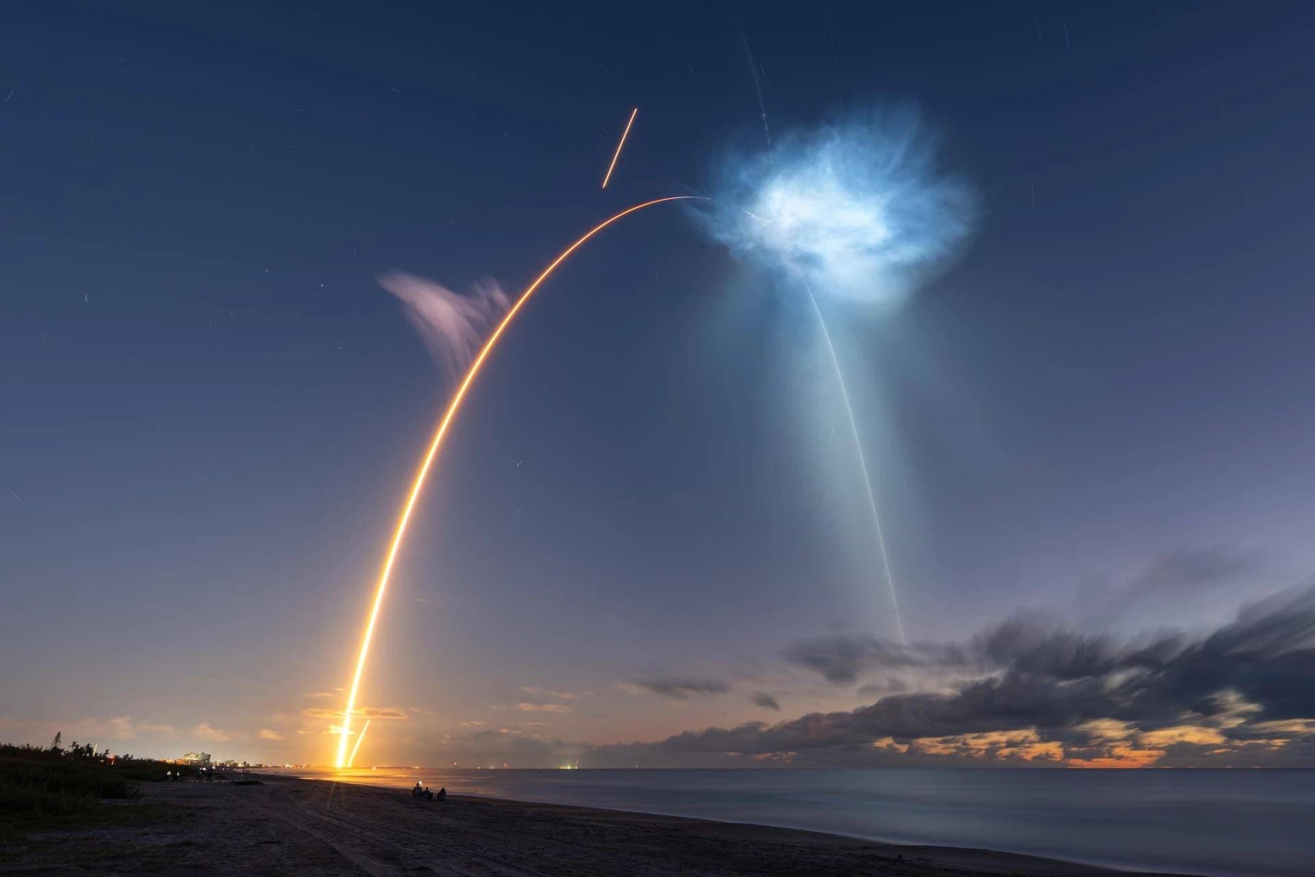 Vệt sáng của tên lửa Falcon 9 phóng sứ mệnh CRS-35 trên bầu trời chạng vạng ven biển Florida