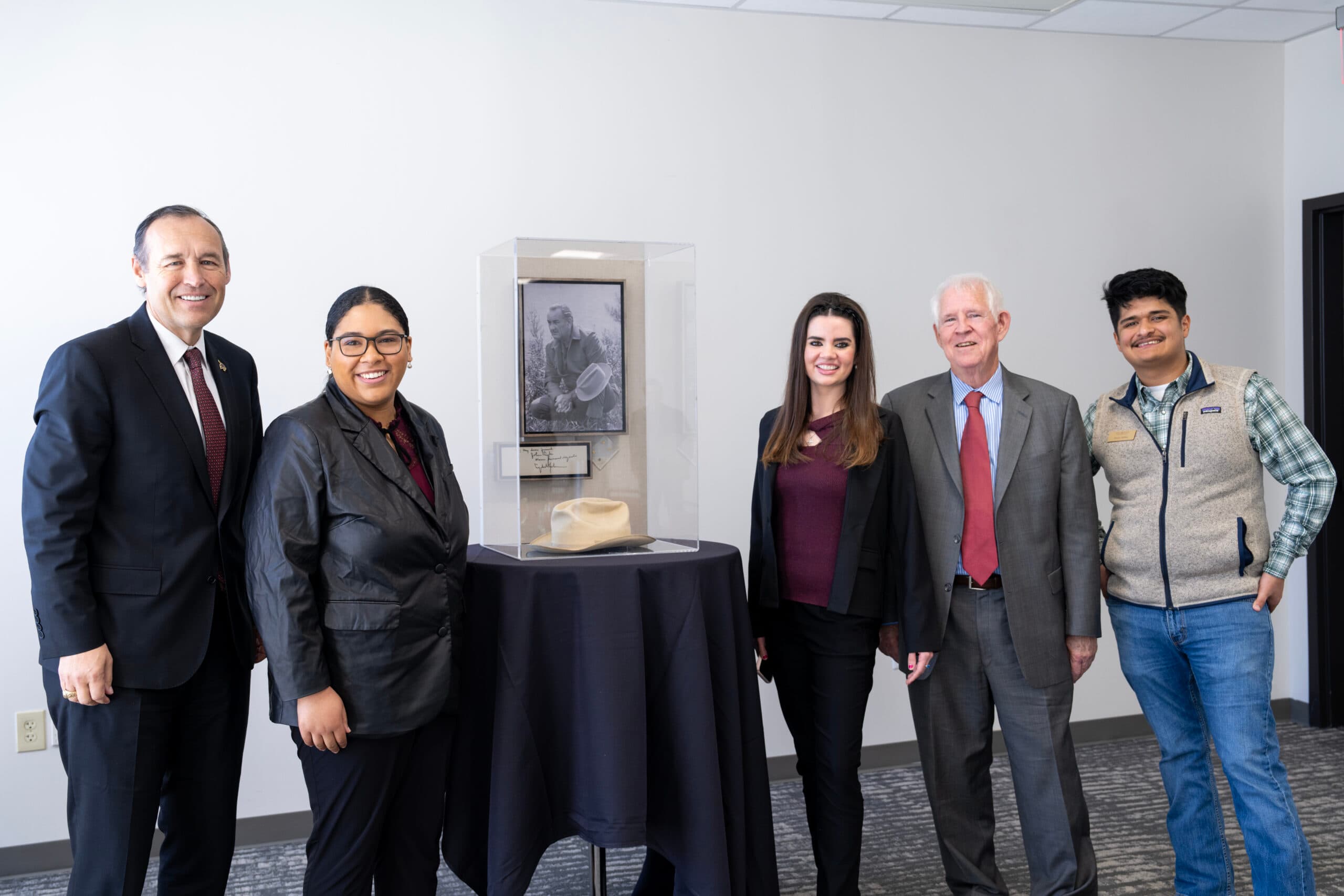 (Trái sang phải) Chủ tịch TXST Kelly Damphousse, Lauren Green (Gold Star Society), Kiersten Florence (Chủ tịch Hội sinh viên), Kevin Moomaw, Xavier Millan (Gold Star Society) tạo dáng bên cạnh Stetson của Lyndon B. Johnson.