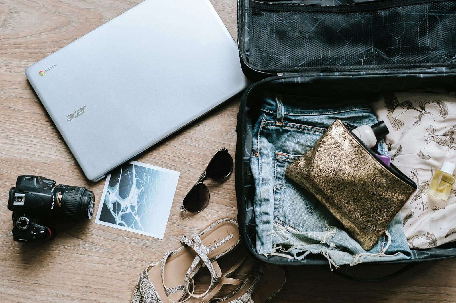 black DSLR camera near sunglasses and bag — Photo by Anete Lūsiņa on Unsplash